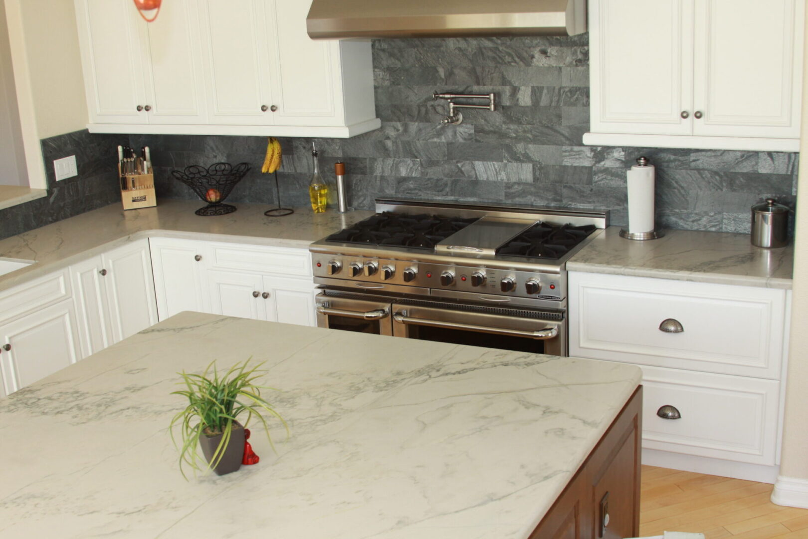 A kitchen with an oven and a stove.